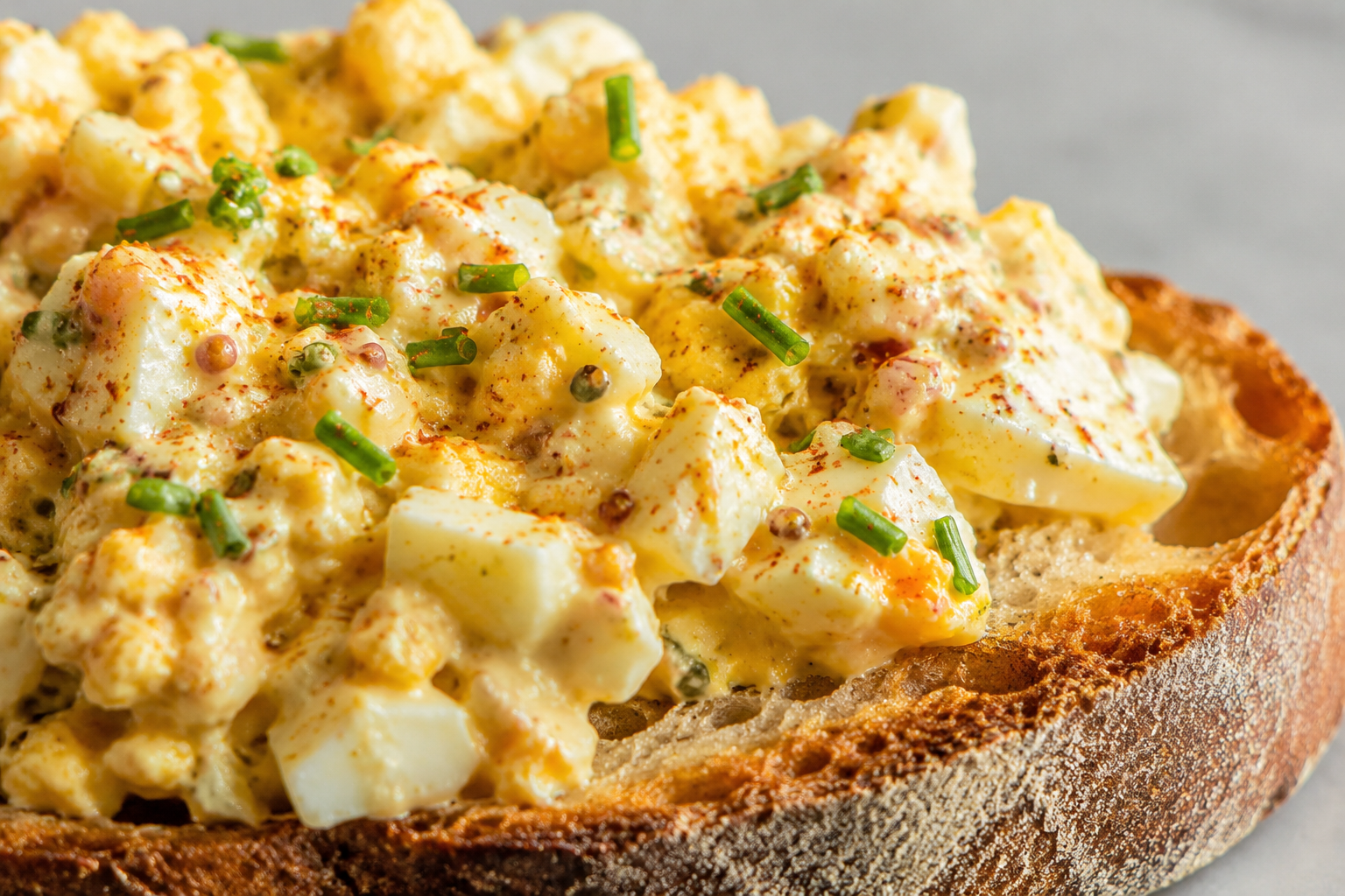 Close-up van Huisgemaakte Romige Eiersalade met Bieslook